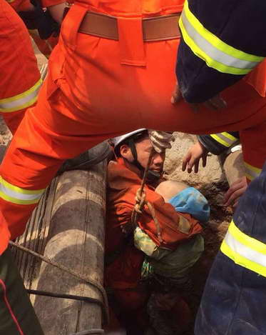 2岁男童坠井，春水堂视频入口吊装带现身救援
